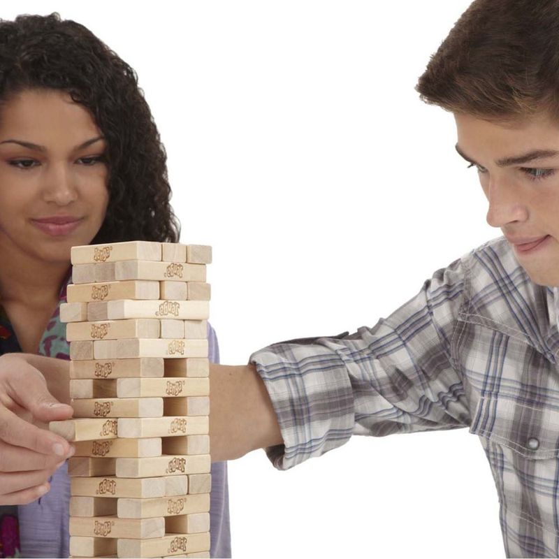 Menino-Concentrado-Jogo-Jenga-Hasbro