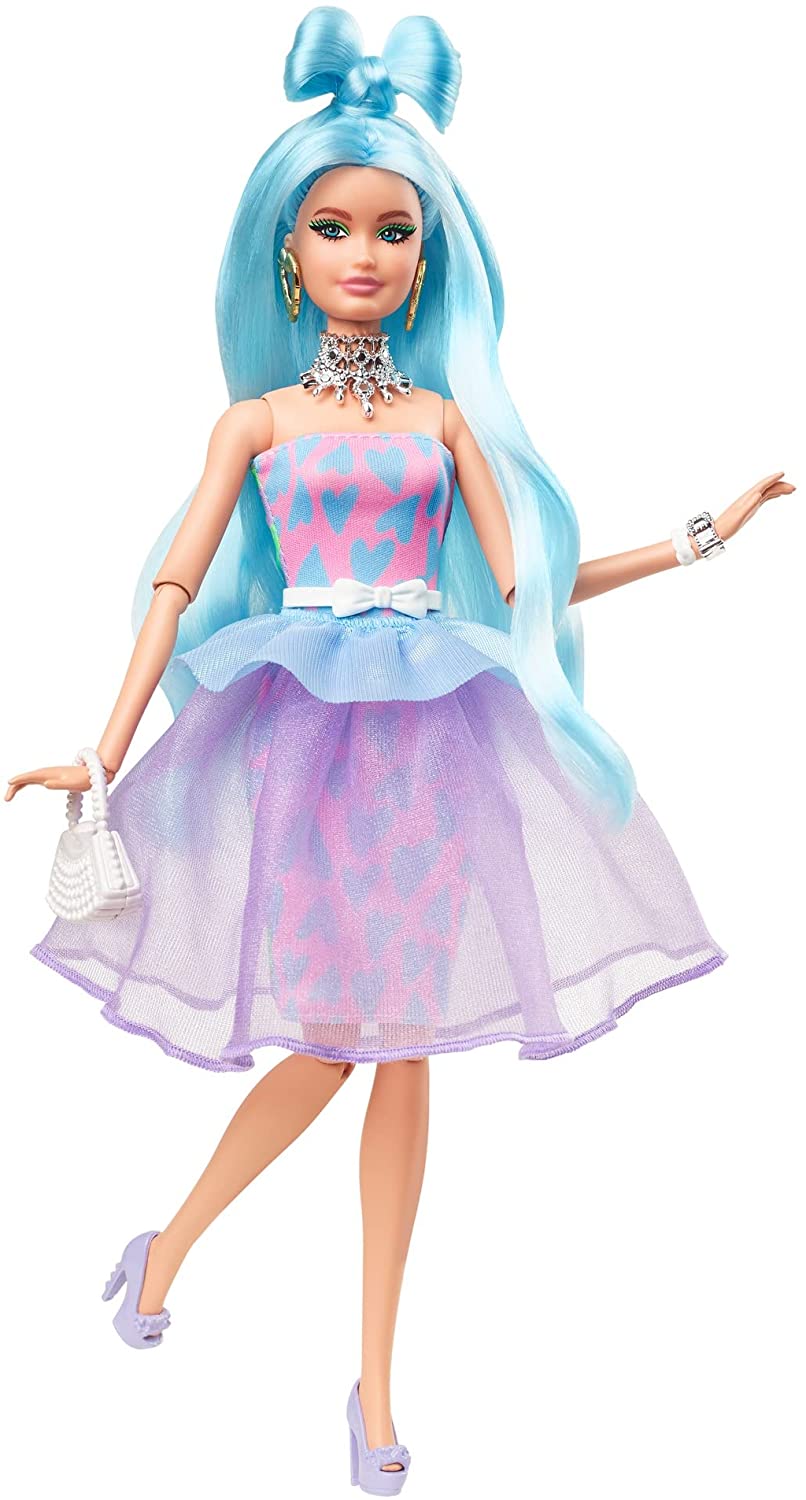 Barbie emo com tatuagens e cabelo azul vívido