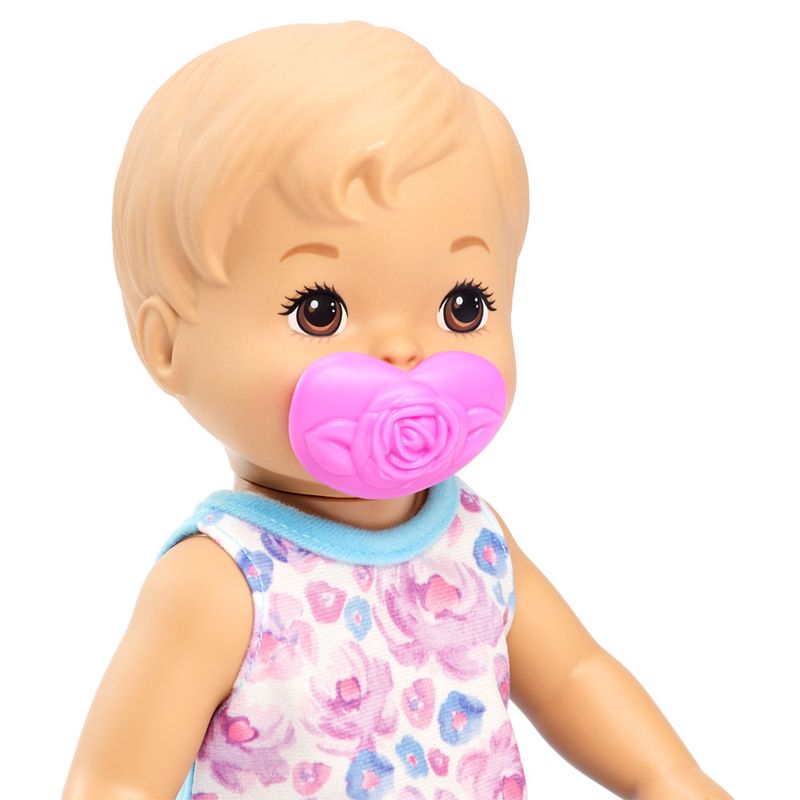 boneca-little-mommy-bebe-faz-xixi-loira-vestido-azul-hasbro-FBC88-FBC90_Detalhe