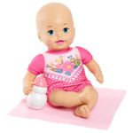 boneca-bebe-little-mommy-recem-nascido-bebe-faz-xixi-macacao-rosa-com-flores-mattel-FJL45-GBP22_Detalhe