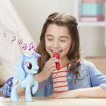 boneca-e-acessorios-my-little-pony-cante-com-rainbow-dash-hasbro-E1975_detalhe1