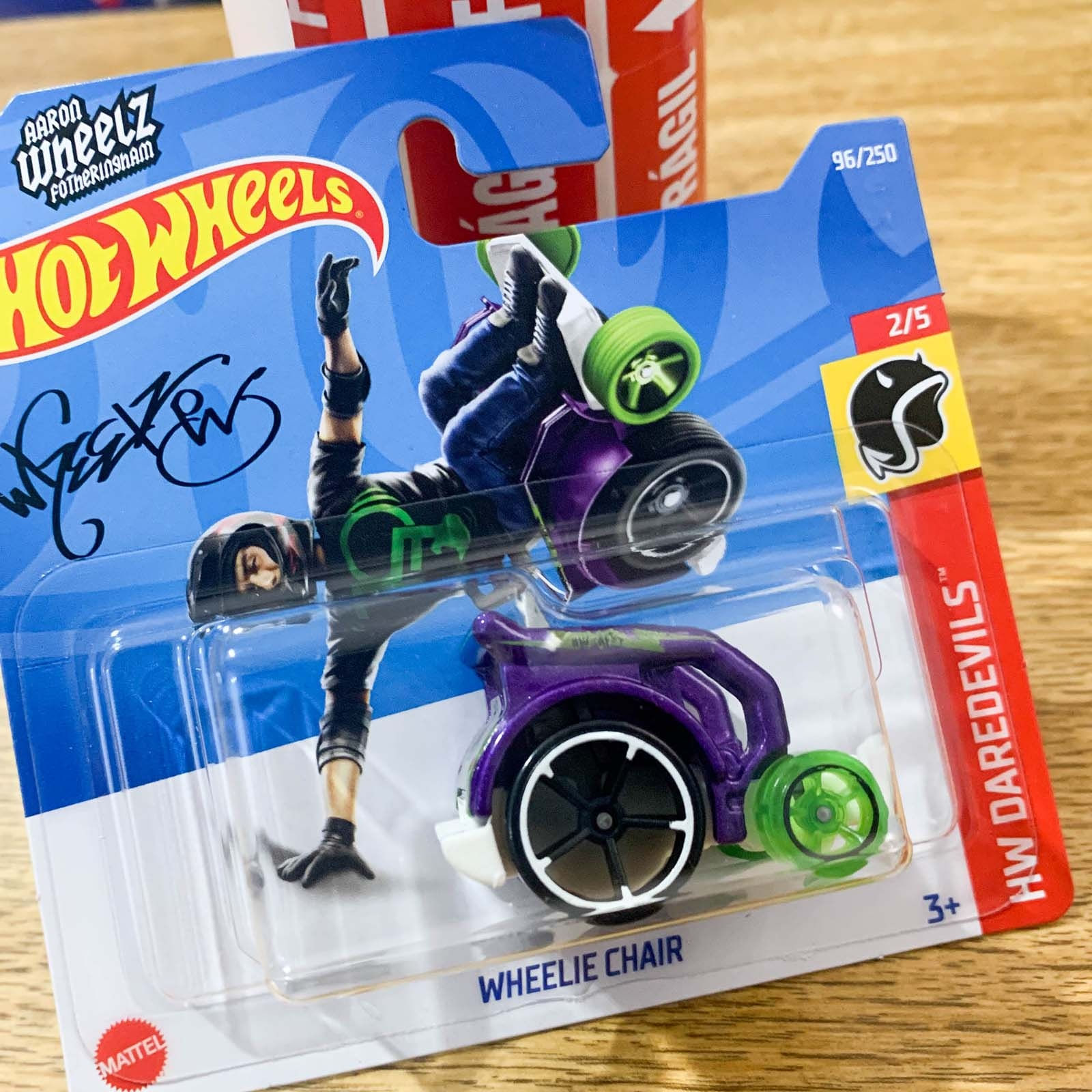 Hot Wheels Wheelie Chair Aaron Wheelz HCX08 Ri Happy