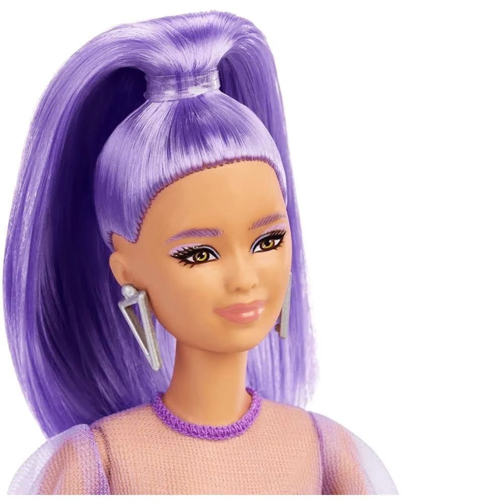 Barbie emo com tatuagens e cabelo azul vívido