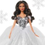 Boneca-Barbie---Signature---Holiday-2021---Vestido-Prateado---Barbie-Morena---Mattel-2