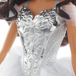 Boneca-Barbie---Signature---Holiday-2021---Vestido-Prateado---Barbie-Morena---Mattel-5