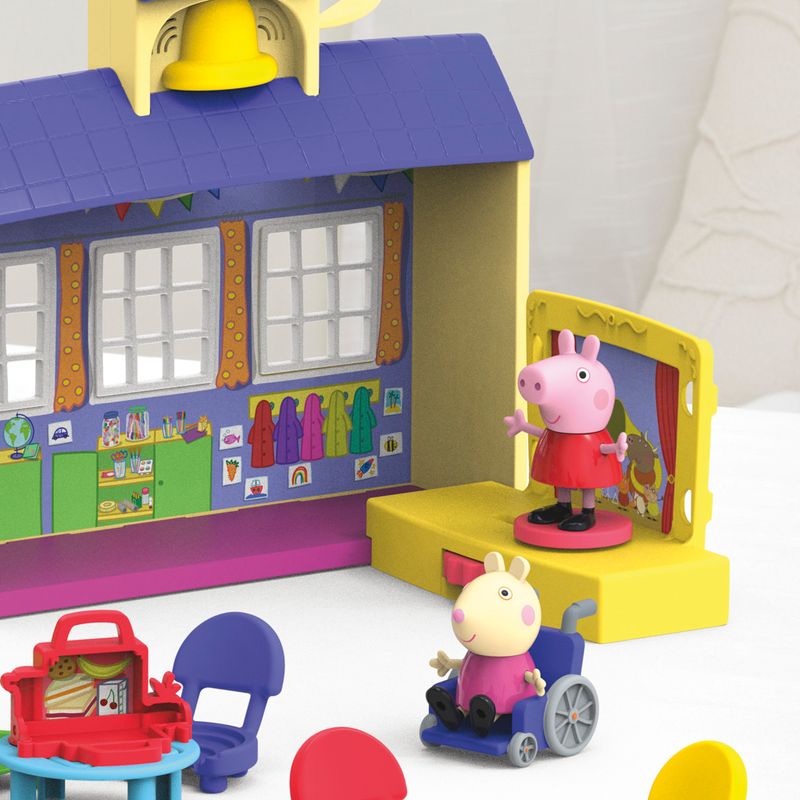 OBA Brinquedos - A Casa da Peppa Pig com som e luz, da DTC, é muito legal.  Ela possui 4 andares e 7 cômodos com acessórios como: telescópio, mesa com  computador, cadeiras