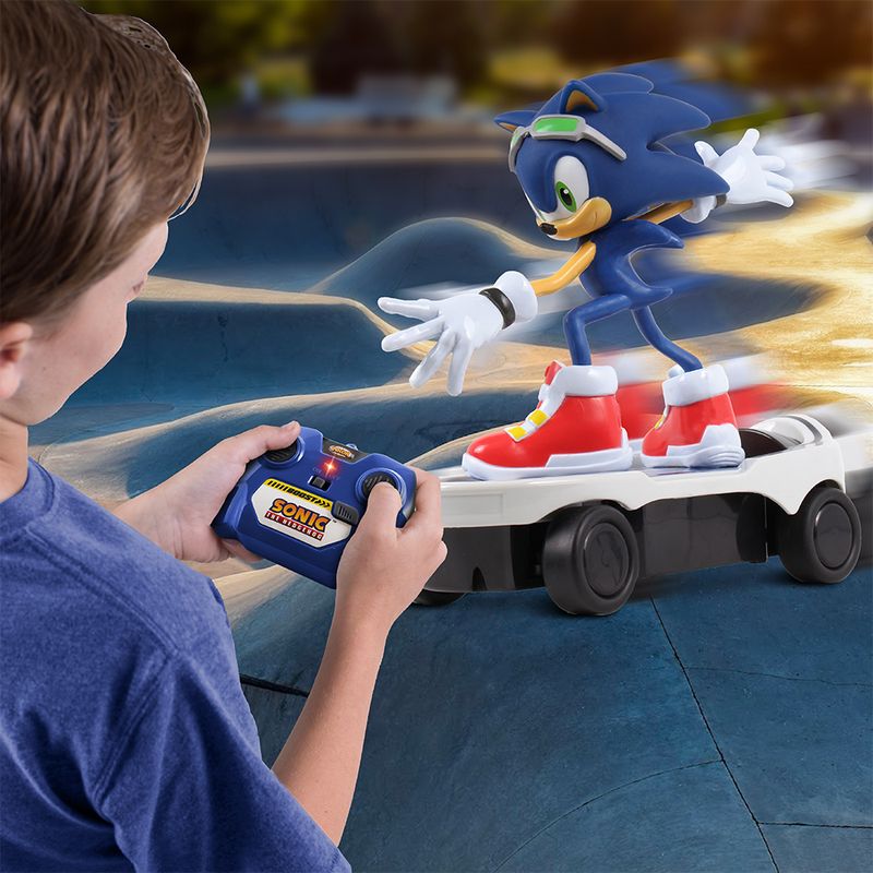 Boneco Sonic The Hedgehog Sonic com Skate