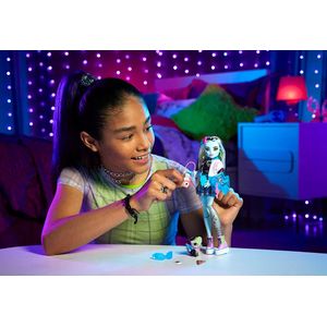 Boneca Monster High Frankie Stein Mechas Azuis Preto Cachorro de