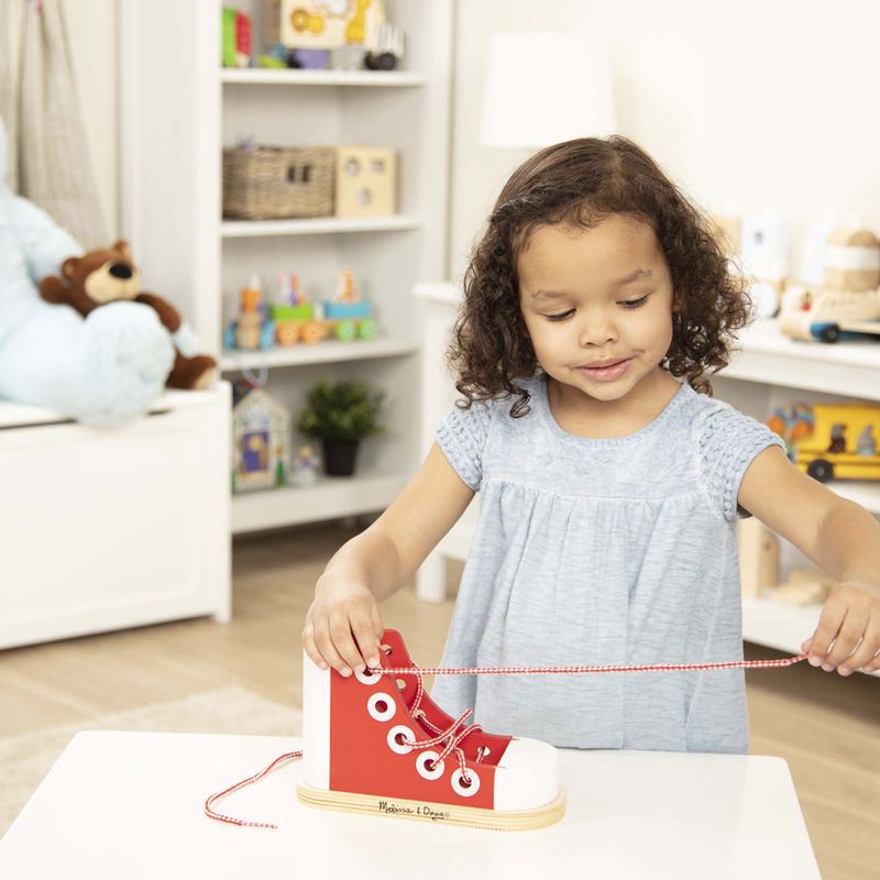 Brinquedo-Infantil---Aprendendo-a-Amarrar-o-Cadarco---Melissa-And-Doug