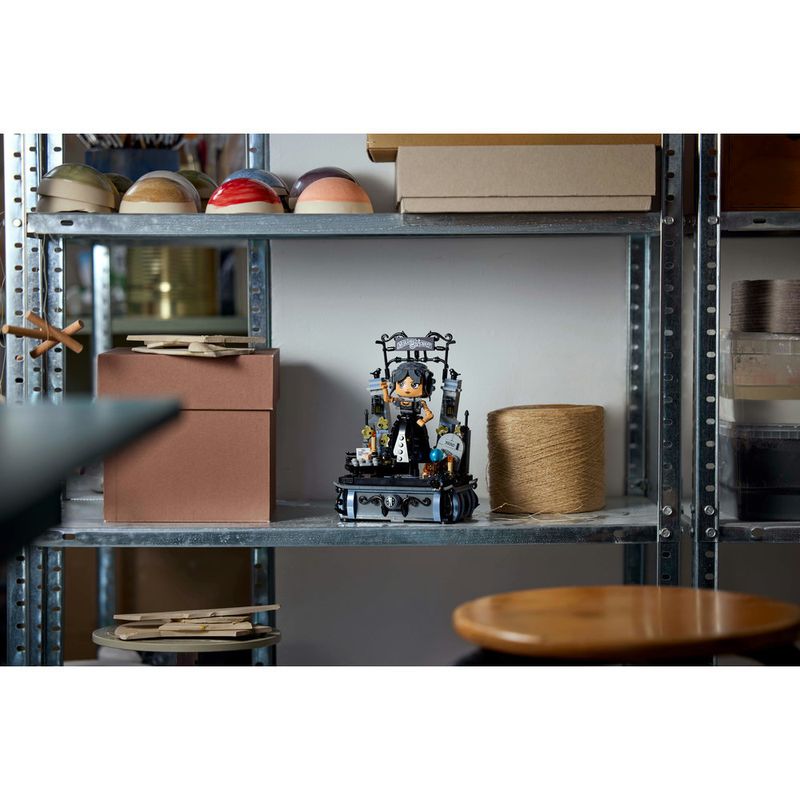 LEGO---Wednesday---Figura-da-Wandinha-Addams---76780-5