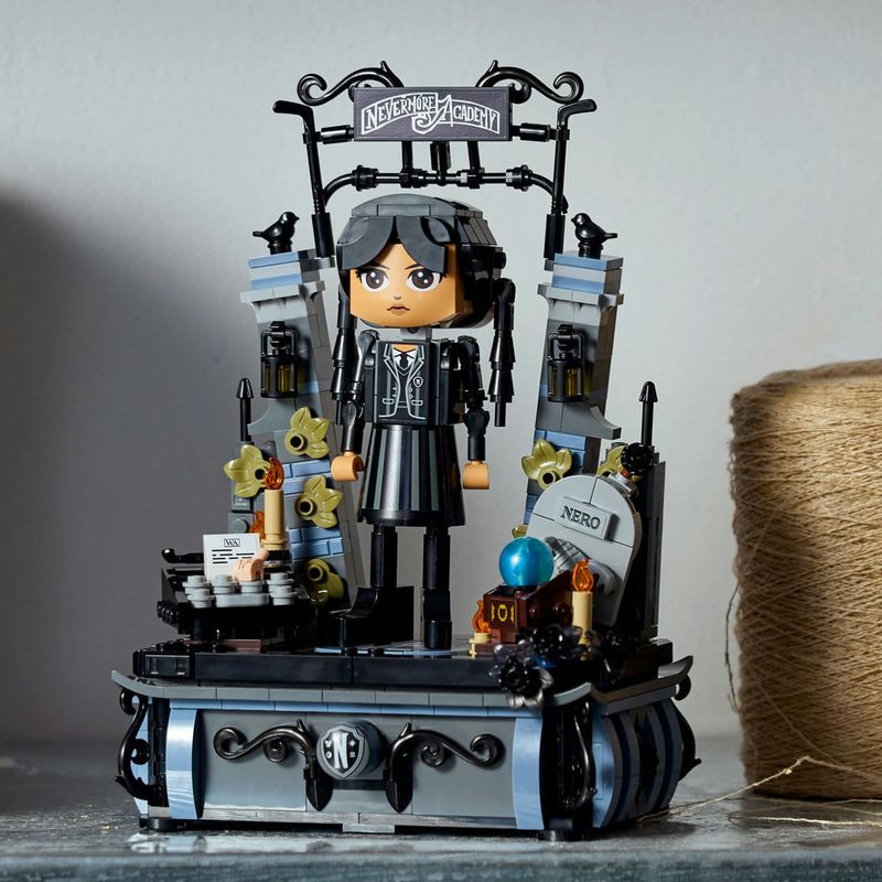 LEGO---Wednesday---Figura-da-Wandinha-Addams---76780-7