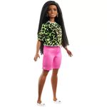 boneca-barbie-fashionista-negra-blusa-verde-e-shorts-rosa-mattel_Frente