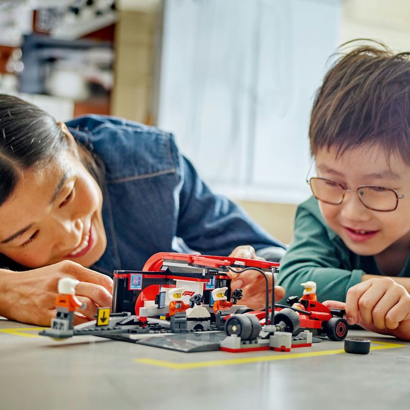 LEGO---City-Formula-1---Pit-Stop-e-Equipe-de-Box-de-F1-com-Carro-da-Ferrari---60443-5
