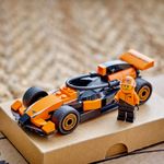 LEGO---City-Formula-1---Piloto-de-F1-com-Carro-de-Corrida-da-Mclaren---60442-4