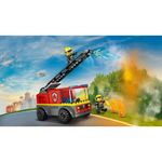 LEGO---City-Fire---Caminhao-dos-Bombeiros-com-Escada-de-Combate-ao-Fogo---60463-12