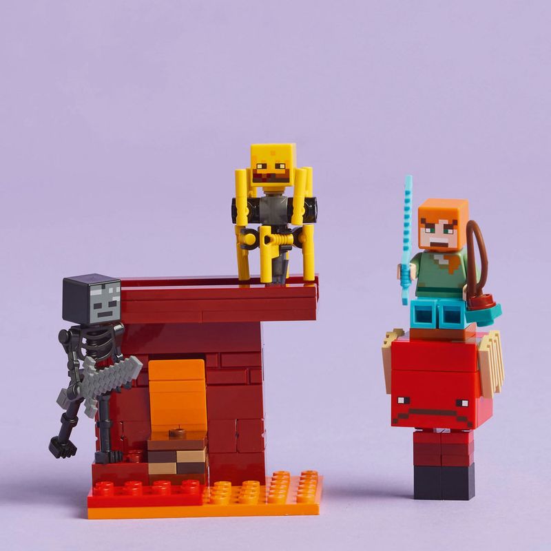 LEGO---Minecraft---A-Batalha-de-Lava-no-Nether---21266-4