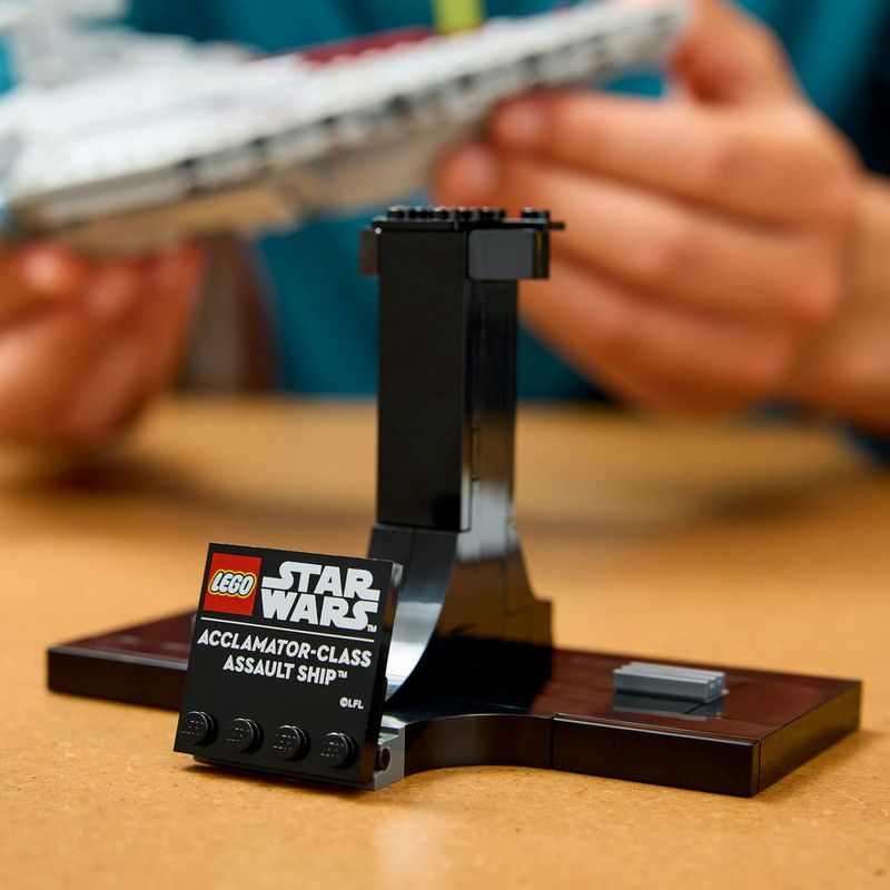 LEGO---Star-Wars-TM---Nave-de-Assalto-classe-Acclamator---75404-10