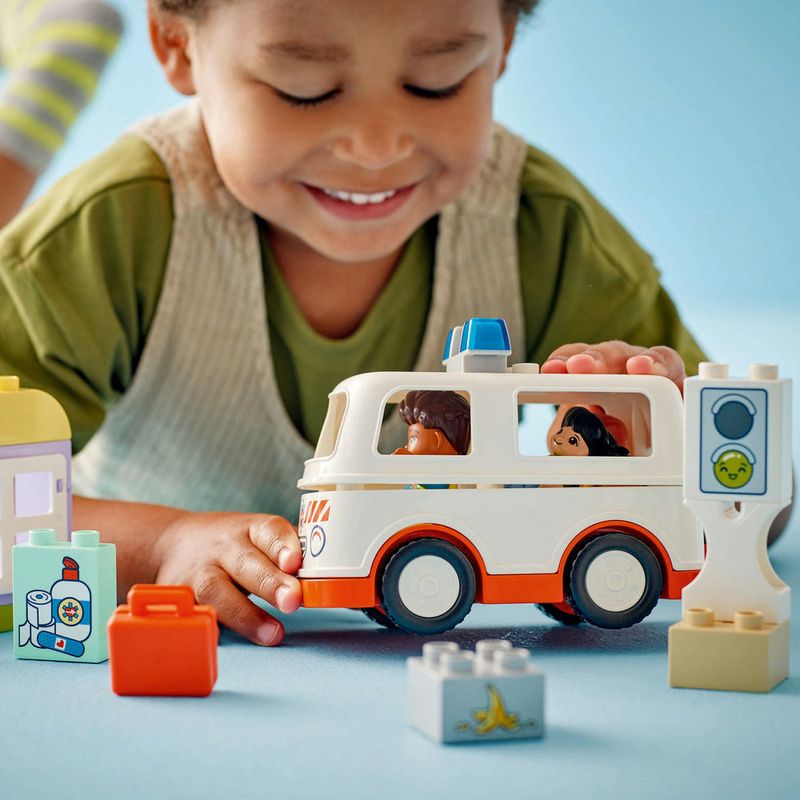 LEGO---Duplo-Town---Ambulancia-e-Motorista---10447-9