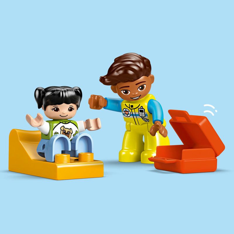 LEGO---Duplo-Town---Ambulancia-e-Motorista---10447-11