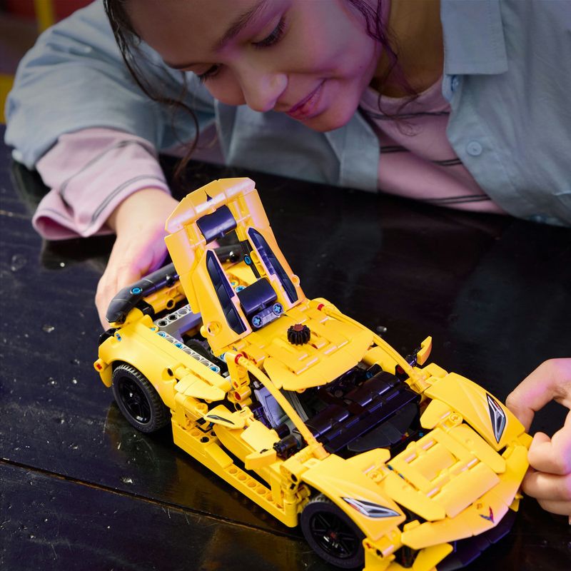 LEGO---Technic---Chevrolet-Corvette-Stingray---42205-10