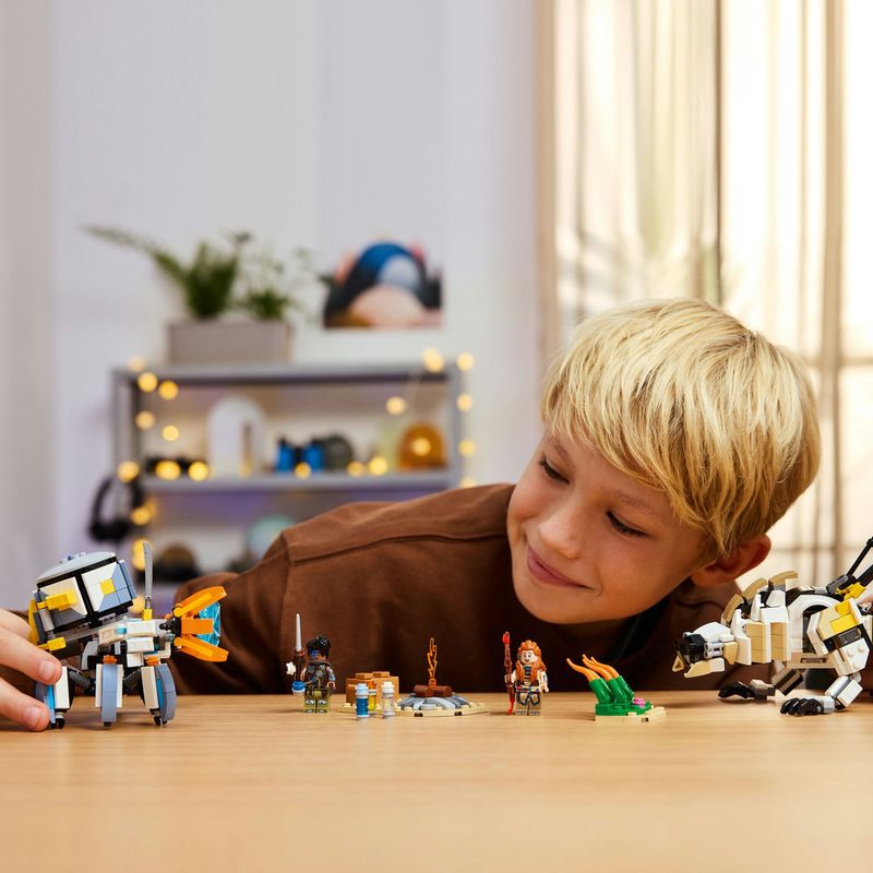 LEGO---Horizon---Aloy-e-Varl-vs-Carapaca-e-Dente-Serrado---77037-11