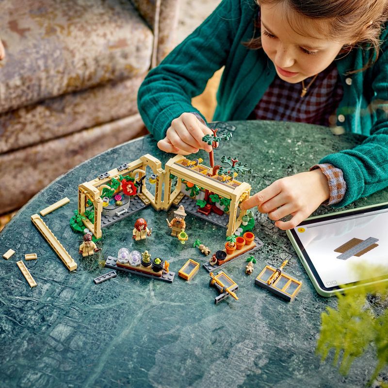LEGO---Harry-Potter---O-Castelo-de-Hogwarts--Aula-de-Herbologia---76445-3