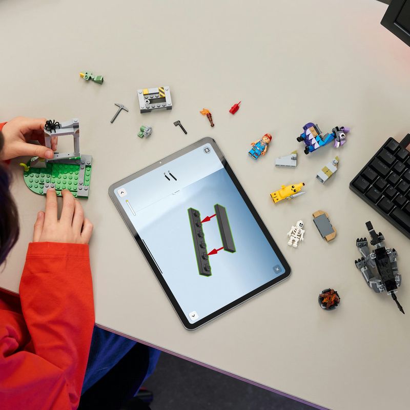 LEGO---Fortnite---Acampamento-de-Embananado-e-Faisca---77075-3