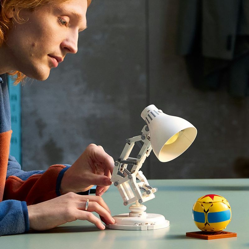 LEGO---LEGO-Ideas---Disney-Pixar-Luxo-Jr---21357-4
