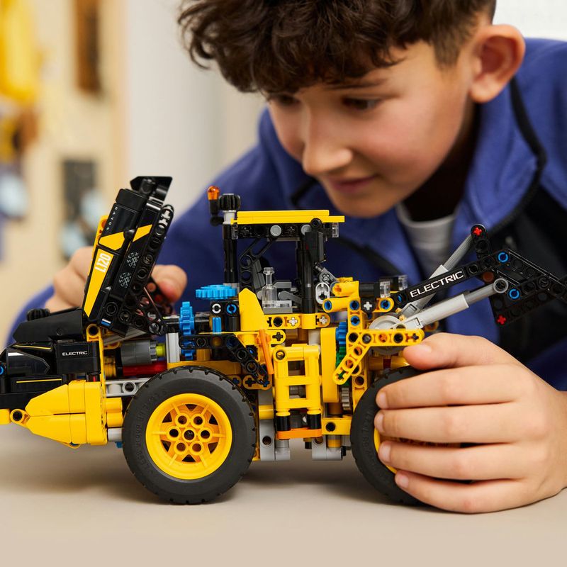 LEGO---Technic---Carregadeira-De-Rodas-Volvo-L120-Electric---42209-10
