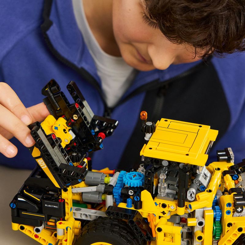 LEGO---Technic---Carregadeira-De-Rodas-Volvo-L120-Electric---42209-11