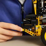 LEGO---Technic---Carregadeira-De-Rodas-Volvo-L120-Electric---42209-12