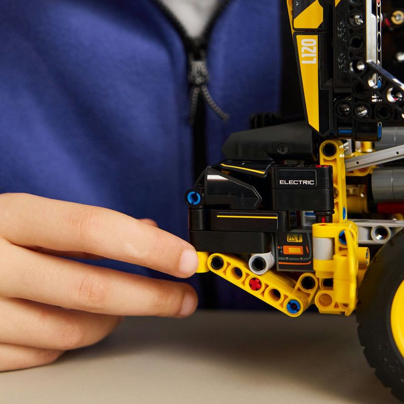 LEGO---Technic---Carregadeira-De-Rodas-Volvo-L120-Electric---42209-12