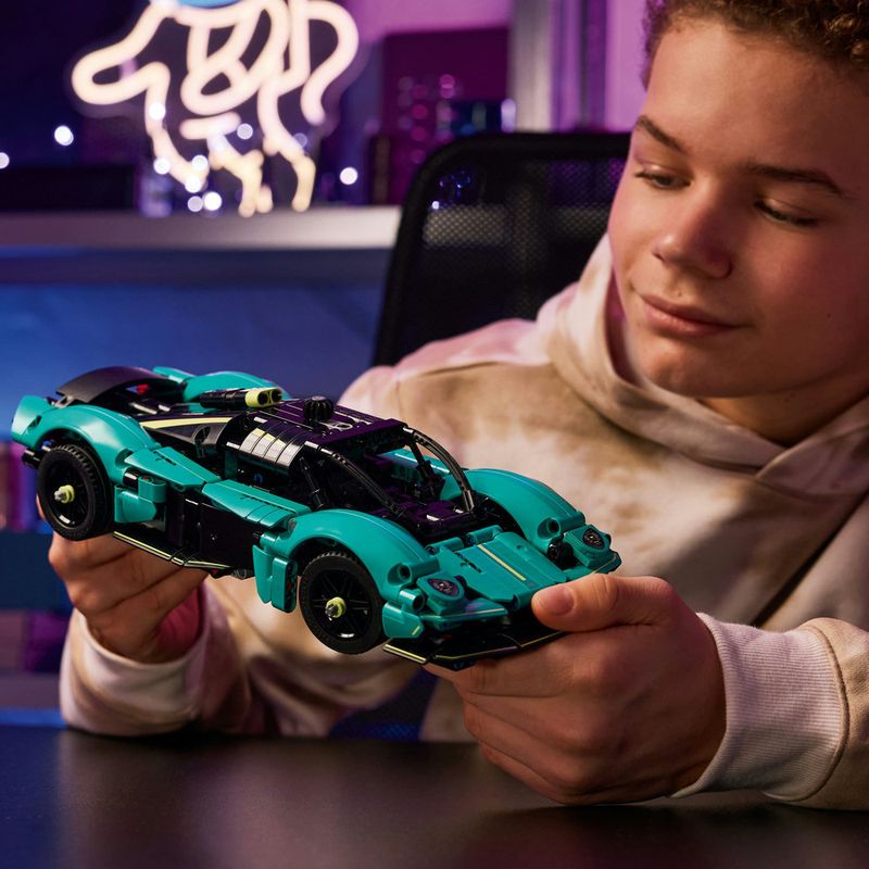 LEGO---Technic---Aston-Martin-Valkyrie---42208-5