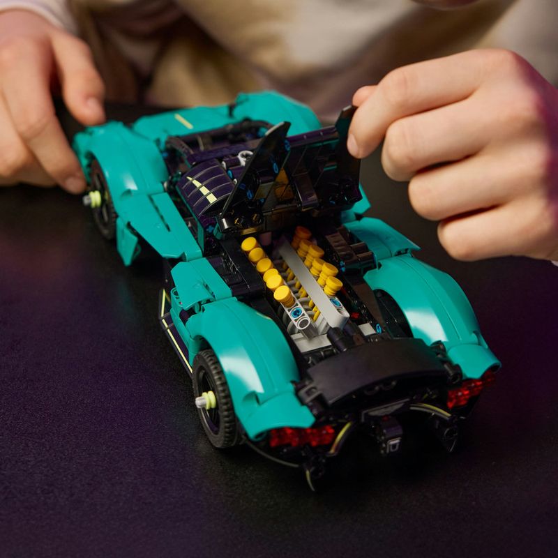 LEGO---Technic---Aston-Martin-Valkyrie---42208-8