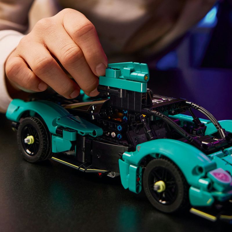 LEGO---Technic---Aston-Martin-Valkyrie---42208-10