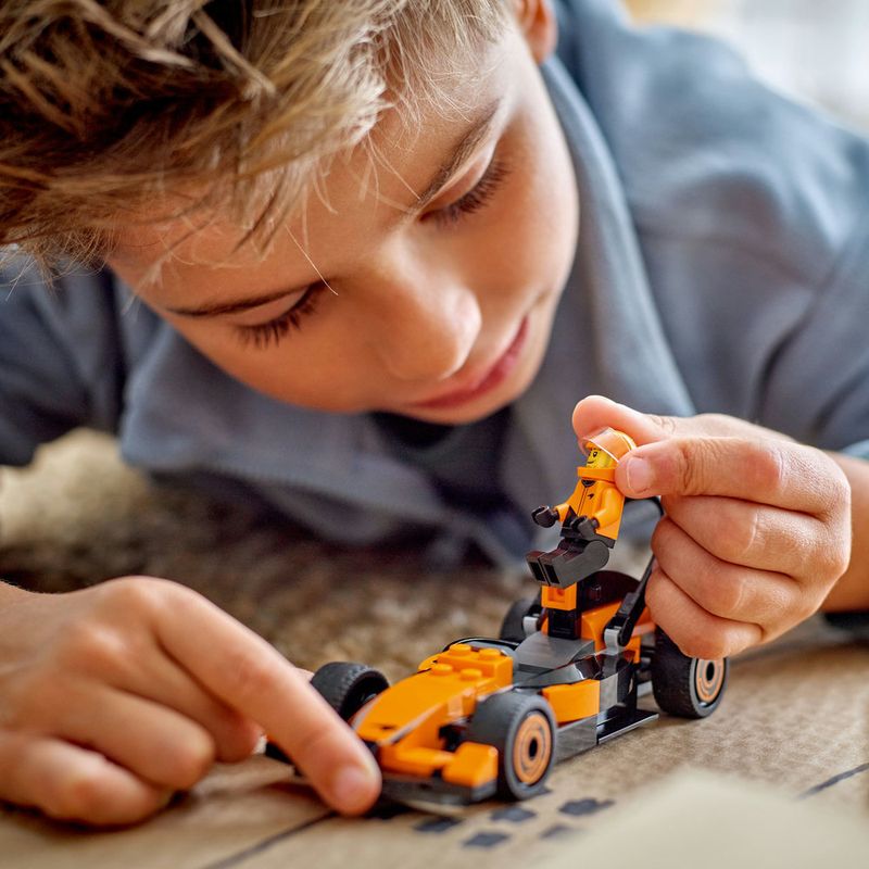 LEGO---City-Formula-1---Piloto-de-F1-com-Carro-de-Corrida-da-Mclaren---60442-11