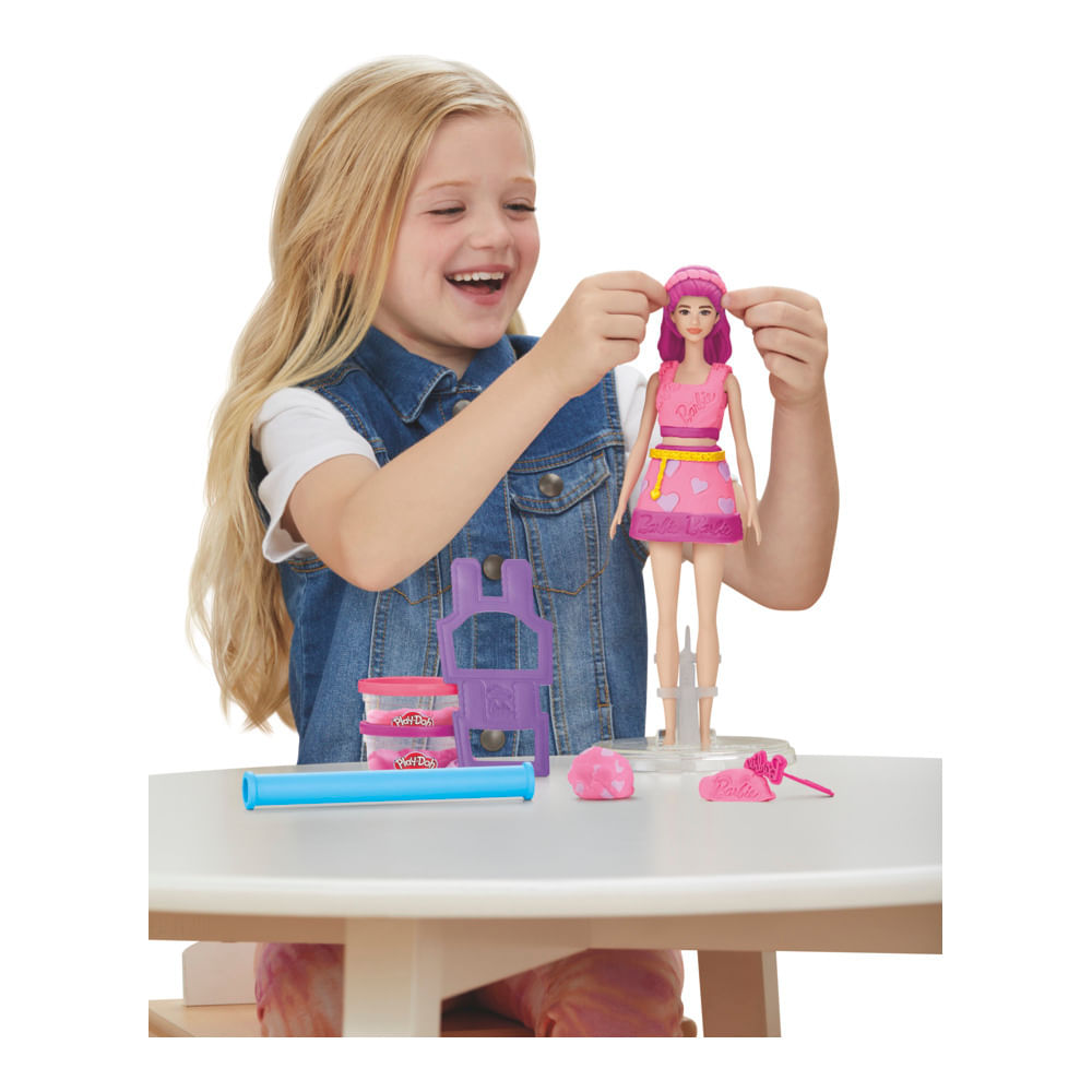 Encontraproduto.com.br - Play-Doh Barbie Corações e Penteados conjunto de massinha com boneca Barbie, acessórios de massa de modelar e 2 potes de massinha, brinquedo para o Dia das Crianças, para crianças acima de 5 anos