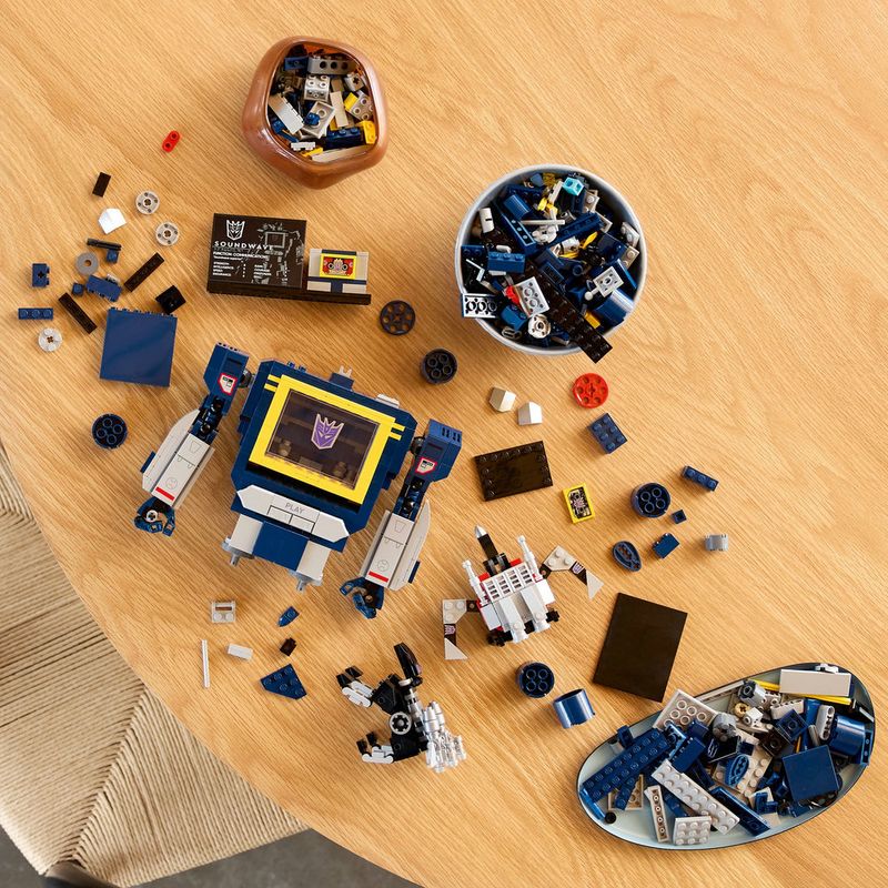 LEGO---Icons---Transformers--Soundwave---10358-3