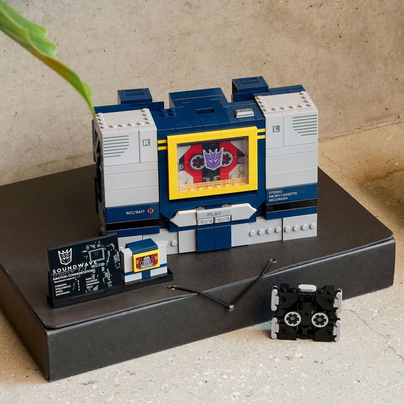 LEGO---Icons---Transformers--Soundwave---10358-6