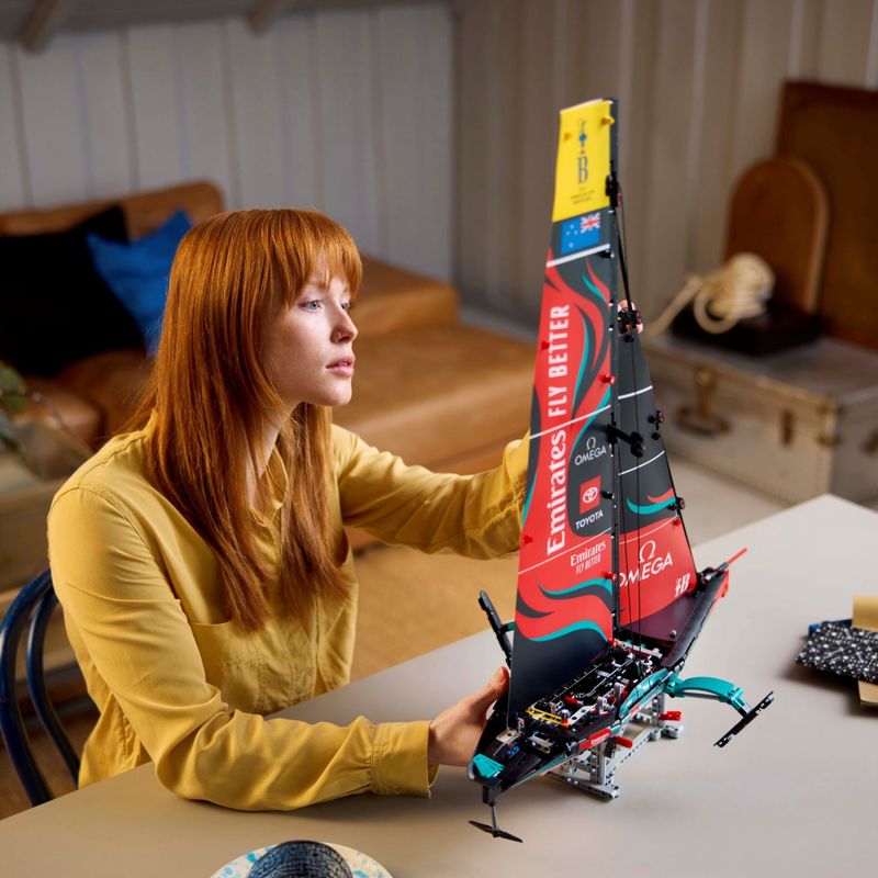 LEGO® Technic™ - Iate Emirates Team New Zealand AC75 - Ri Happy